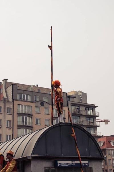 Steltenloper op extreem hoge stelten tussen de gebouwen