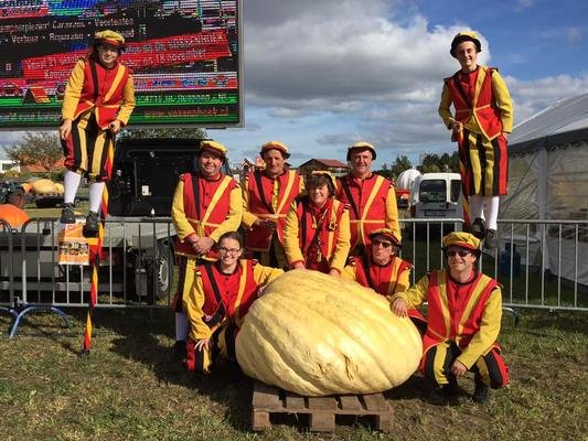 Groepsfoto rond een reuzenpompoen