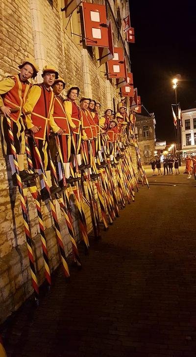 Steltenlopers leunen op een rij tegen een muur in een straat bij nacht
