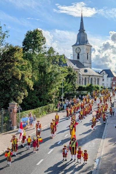 Stoet in een straat met de kerk op de achtergrond