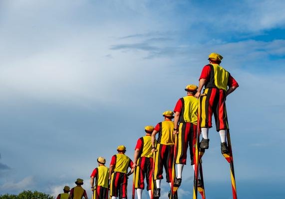 Rij steltenlopers tegen een blauwe lucht