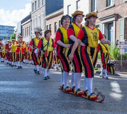 Lopers op een gezamenlijke plank in de stoet