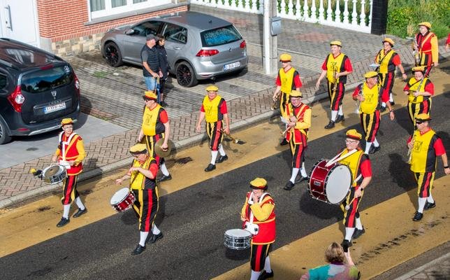 Trommelaars en muzikanten in de stoet, van bovenaf gezien