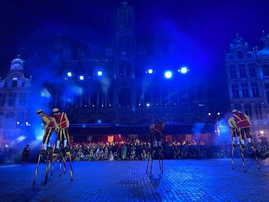 Steltenlopers op de blauw verlichte Grote Markt