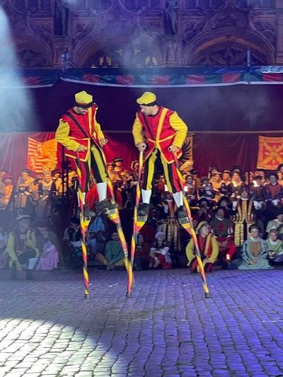 Twee steltenlopers tegenover elkaar tijdens een steltengevecht