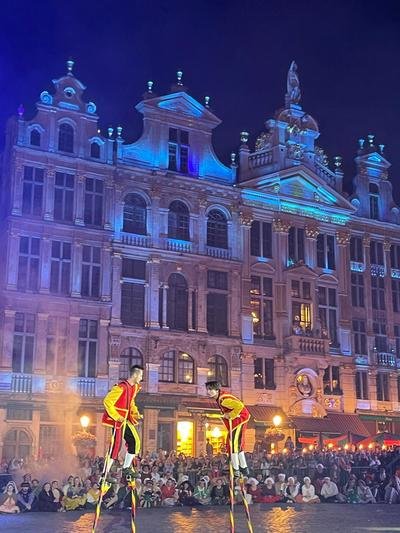Twee steltenlopers voor de verlichte gildehuizen