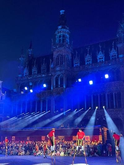Steltengevecht voor het verlichte stadhuis van Brussel