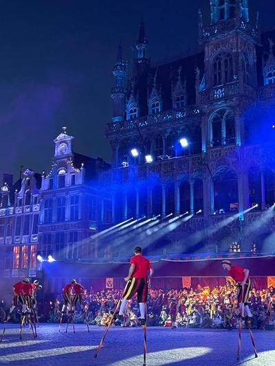 Steltenlopers in actie op de verlichte Grote Markt