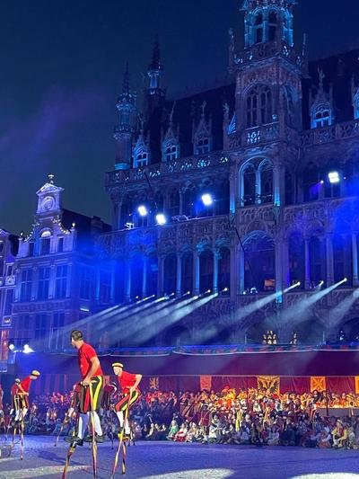 Steltengevecht op de Grote Markt met publiek op de tribunes
