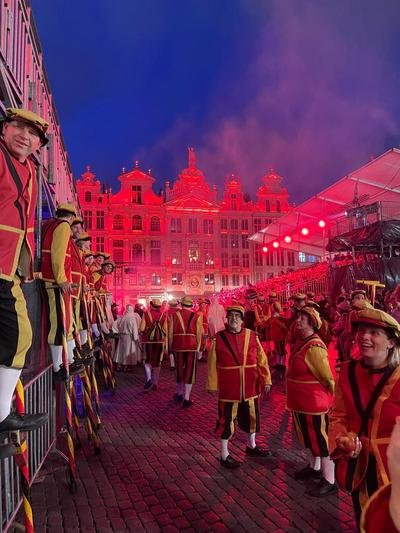 Steltenlopers en figuranten in kostuum op de Grote Markt