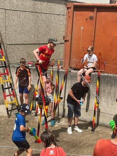 Kinderen op stelten met waterpistolen