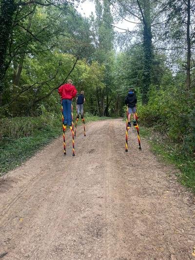 Steltenwandeling op een bospad