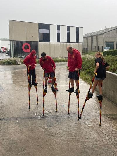 Training op stelten in de regen